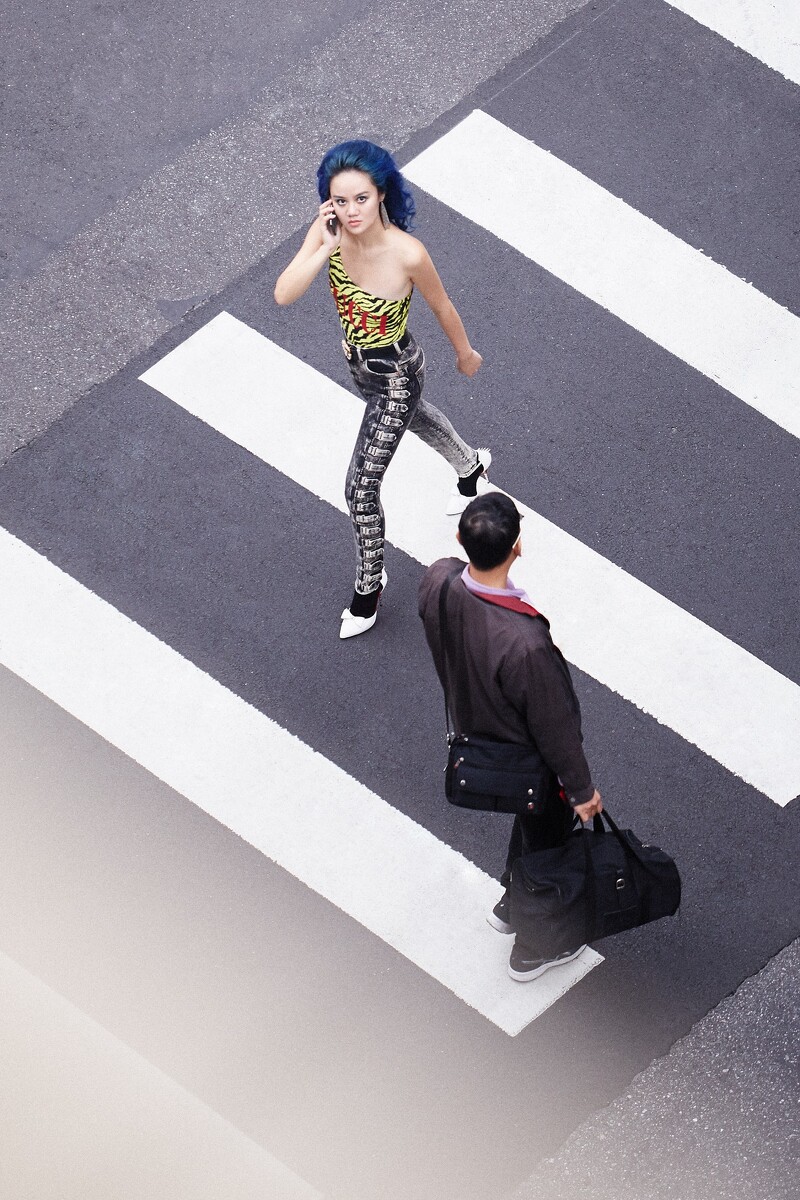 上衣、牛仔褲、白色高跟鞋,all by Gucci。