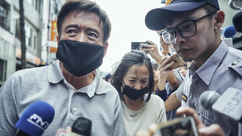 檢場以及謝瓊煖飾演的加害人父母,一開口就讓人落淚