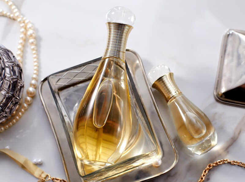 (左)J’adore香氛滋潤精露 150ml NT$2,450 (右)J’adore親吻香氛 20ml NT$1,900