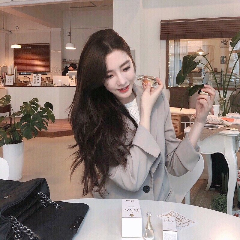 J'adore為自信又性感的女郎,綻放馥郁鮮明又獨具性格的香氛氣息。