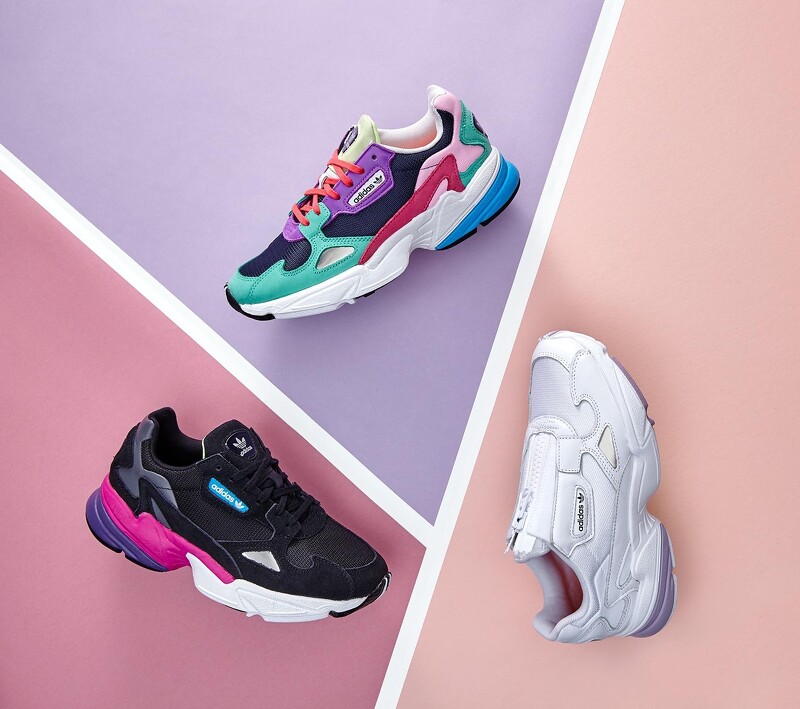 adidas Originals Falcon 彩虹配色、黑桃配色,皆為3,690元;全白拉鍊款,3,890元。