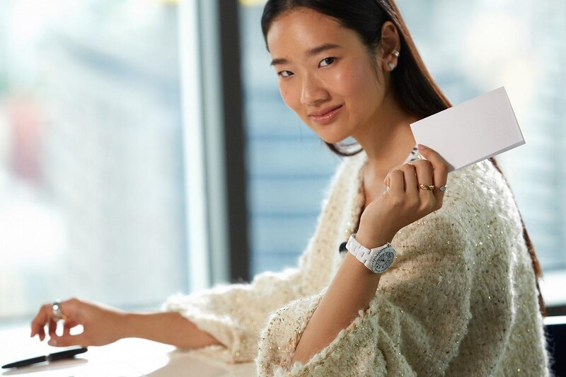 白色款J12腕錶、Coco Crush系列戒指、耳環、白色毛呢外套,all by Chanel。