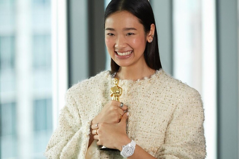 白色款J12腕錶、Coco Crush系列戒指、耳環、白色毛呢外套、靴子,all by Chanel。