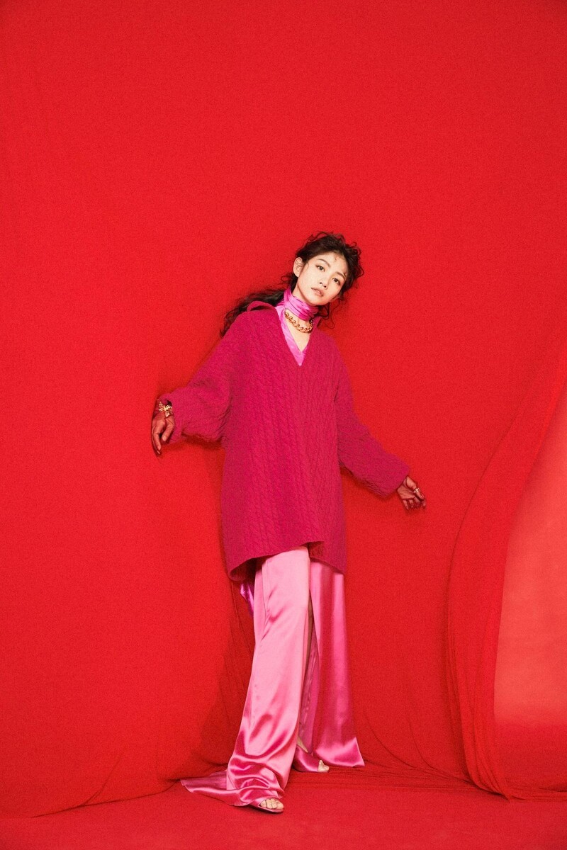 桃紅絲上衣、金色造型手環,both by CHLOÉ;桃紅色開襟針織毛衣、桃紅絲緞開衩褲裙、金屬項鍊,all by BALENCIAGA;桃紅絲綢高跟涼鞋,PRADA;金色線條字母指環,APM MONACO;薄紗手套(造型師私物)。