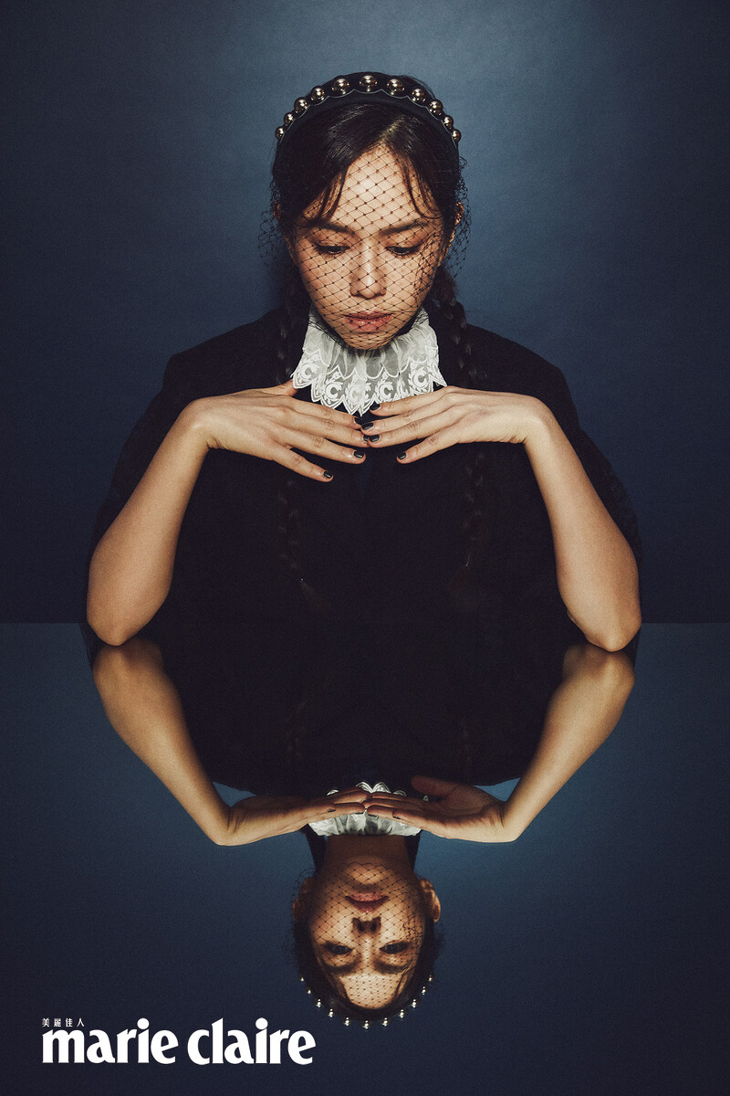 蕾絲披肩、羊毛長大衣,both by Prada;蕾絲裝飾針織衫,Chloé;網紗裝飾髮飾,Red Valentino。
