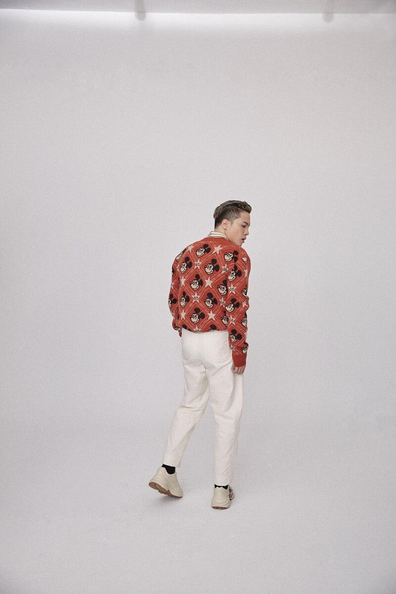 米老鼠圖紋上衣、襯衫、白色長褲、運動鞋,all by Gucci。