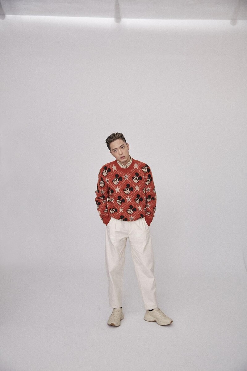 米老鼠圖紋上衣、襯衫、白色長褲、運動鞋,all by Gucci