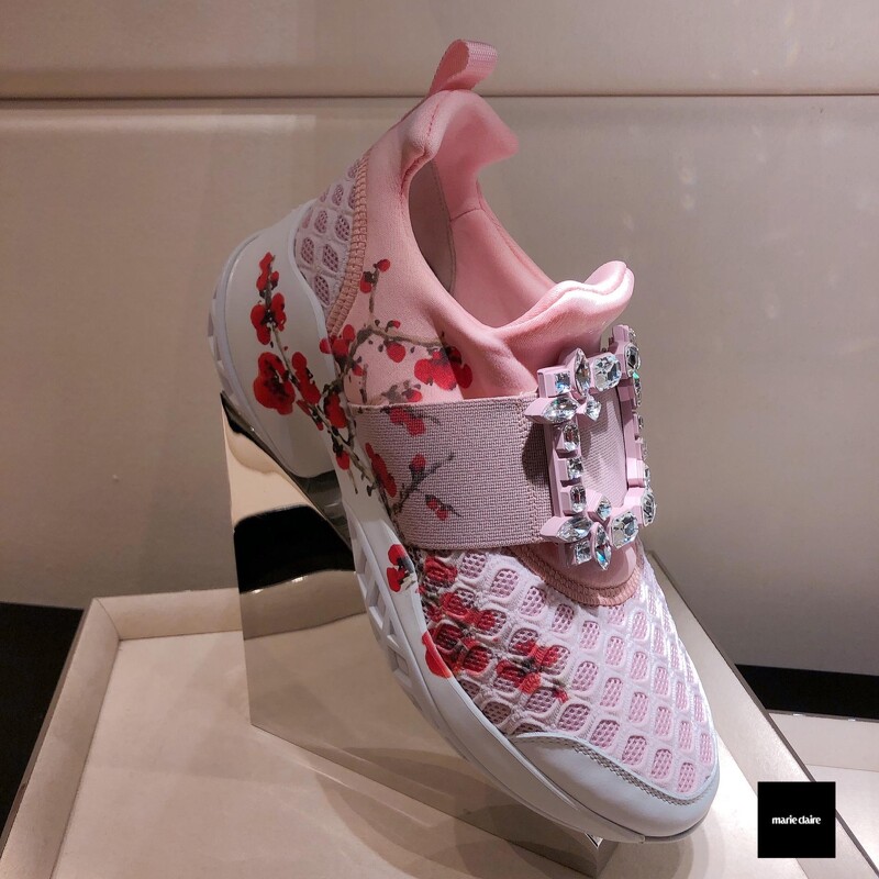 Roger Vivier Viv' Run水鑽扣飾休閒鞋(2020農曆新年限定款),售價NT$45,000。