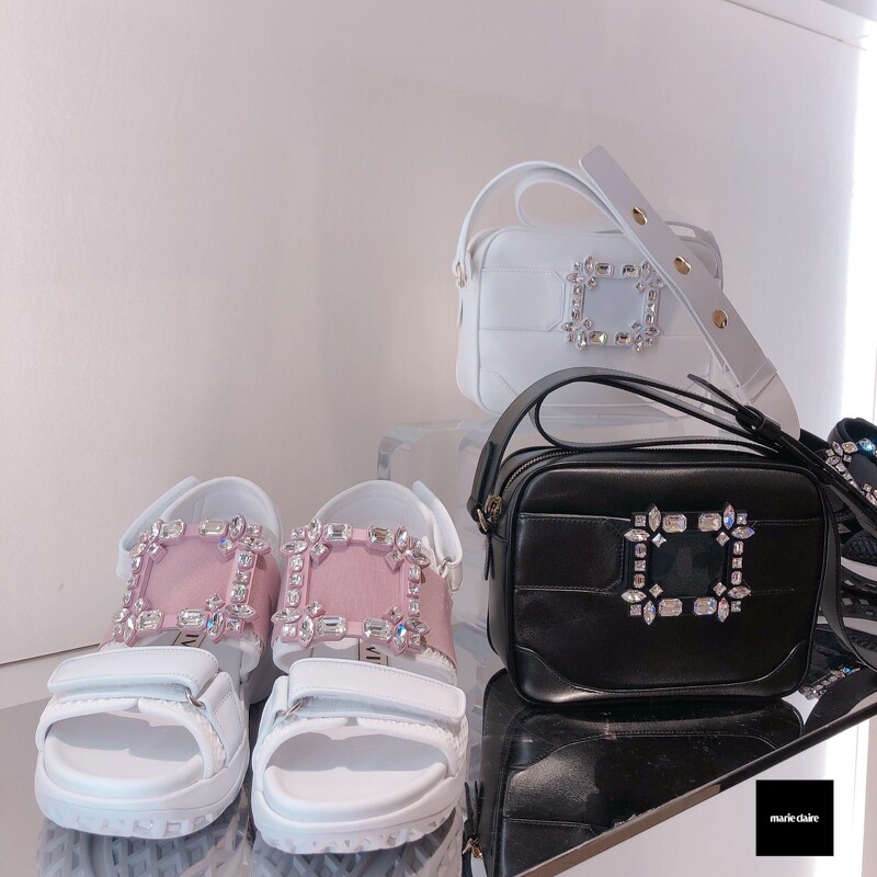 (左一)Roger Vivier Viv' Run水鑽方扣裝飾涼鞋,台灣限定色淡玫瑰色(NT$41,600)。