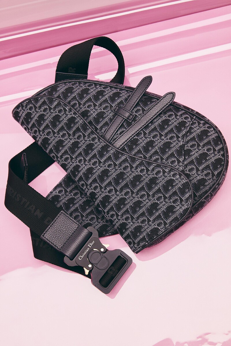 DIOR SADDLE海軍藍Oblique緹花馬鞍包(NT$90,000)。