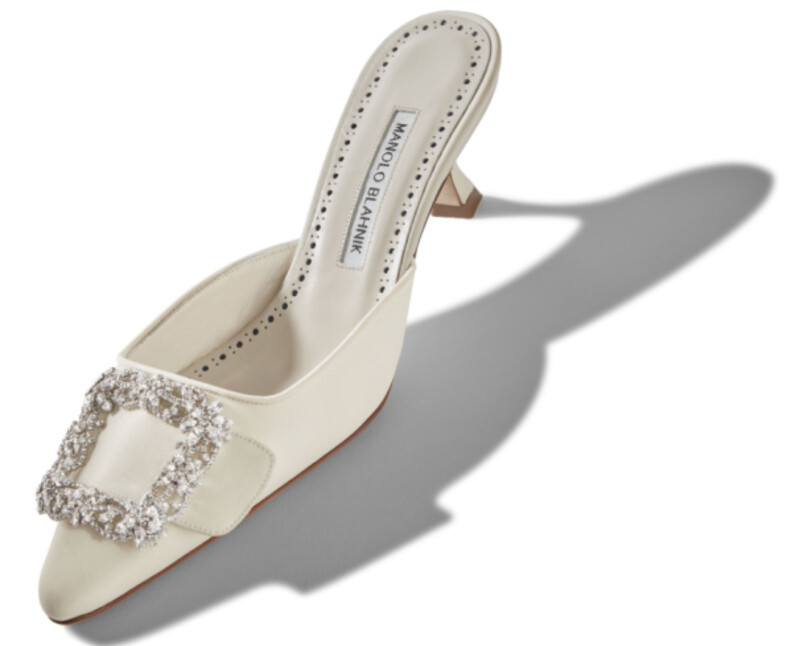 Maysale米白色方型鑽釦低跟鞋（NT$42,800）。