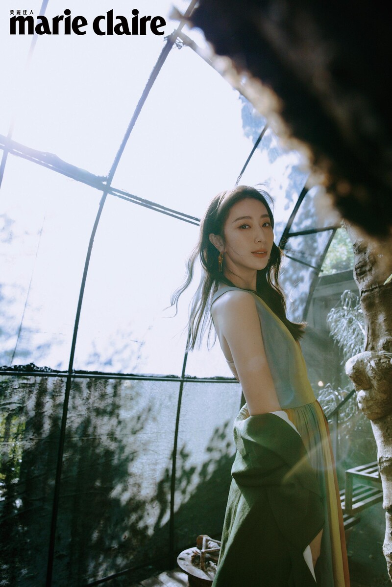 暈染色塊長洋裝,Dior;綠色西裝外套,Loewe;玳瑁耳環,Fendi。