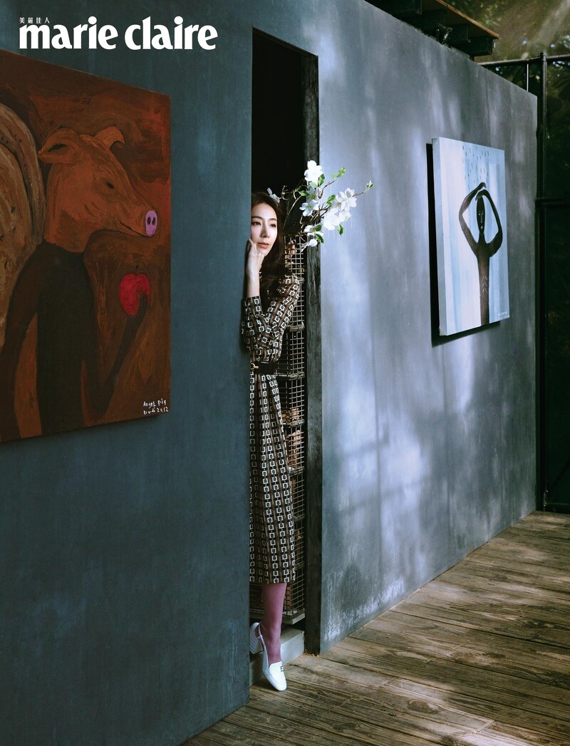 圖紋洋裝、腰帶,Celine;粉紫色長襪、白色低跟鞋,Fendi。