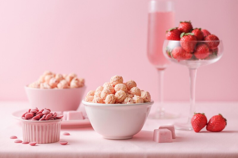 粉紅來襲 星球工坊推限量 草莓紅寶石巧克力爆米花 濃郁草莓香氣讓人欲罷不能 Marie Claire 美麗佳人