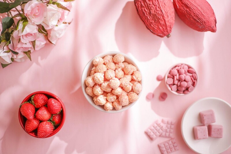 粉紅來襲 星球工坊推限量 草莓紅寶石巧克力爆米花 濃郁草莓香氣讓人欲罷不能 Marie Claire 美麗佳人
