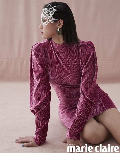 綠色復古耳環、桃紅色連身洋裝、白色皮革靴,all by H&M。