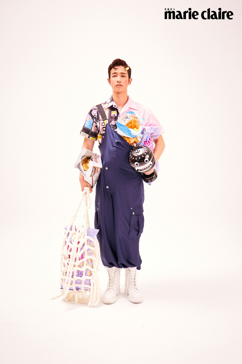 印花短袖襯衫,Prada;吊帶工作褲,Loewe;浮雕 Logo 高筒靴,Louis Vuitton。