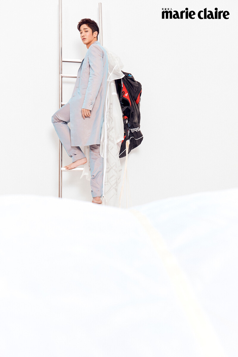 灰紫色珠光色澤長外套、灰紫色珠光西裝外套、同款長褲,all by Givenchy。