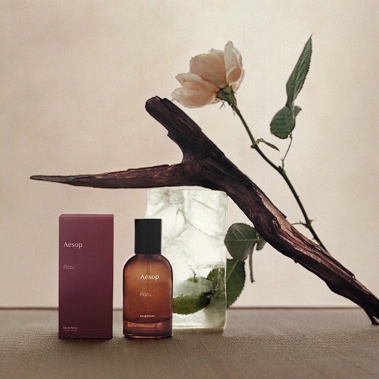 Aesop推出玫瑰香水「Rōzu馥香水」，第一款以花為主調，加入紫蘇、木質 