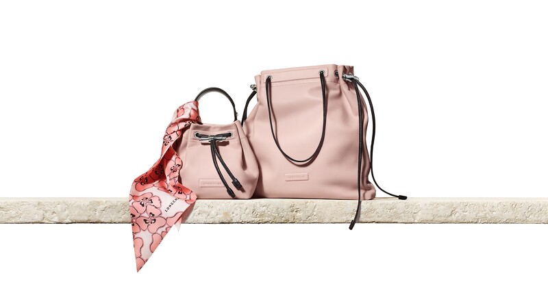 迷你水桶包(NT$18,300)、後背包(NT$23,100)