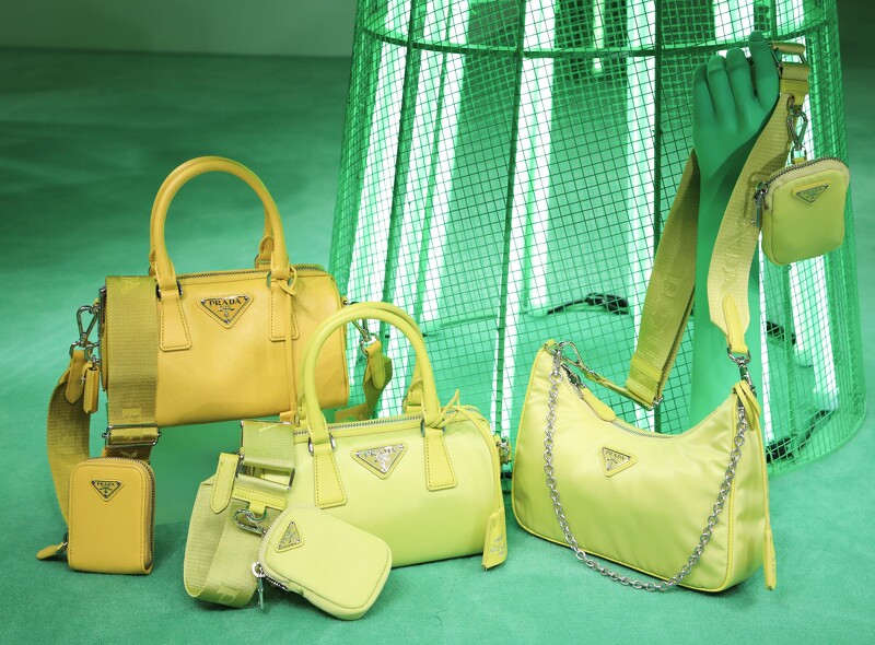 快閃店獨家:(左起)Prada Saffiano皮革圓筒手提肩背包(NT$64,000)、尼龍圓筒手提肩背包(NT$53,000)、Re-edition 2005系列肩背包(NT$36,000)