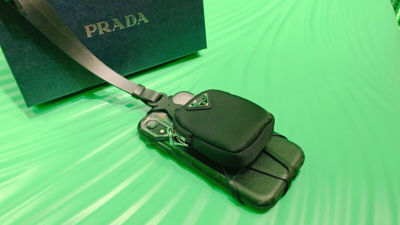 Prada多功能手機套(NT$12,500)