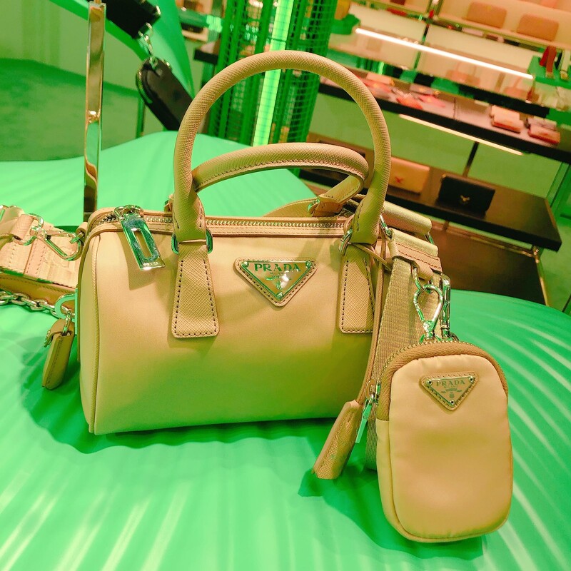 #沙色玫瑰 單品必入手。尼龍圓筒手提肩背包(NT$53,000)