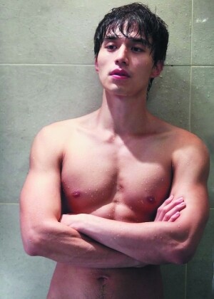 39歲李棟旭男神極進化！肉肉男變身牛奶雕像，「每天保持運動兩小時，數十年來都是樣的！」