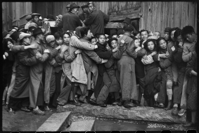 《一日將盡,排隊的人們仍抱著希望能買到黃金,上海,1948年12月23日》