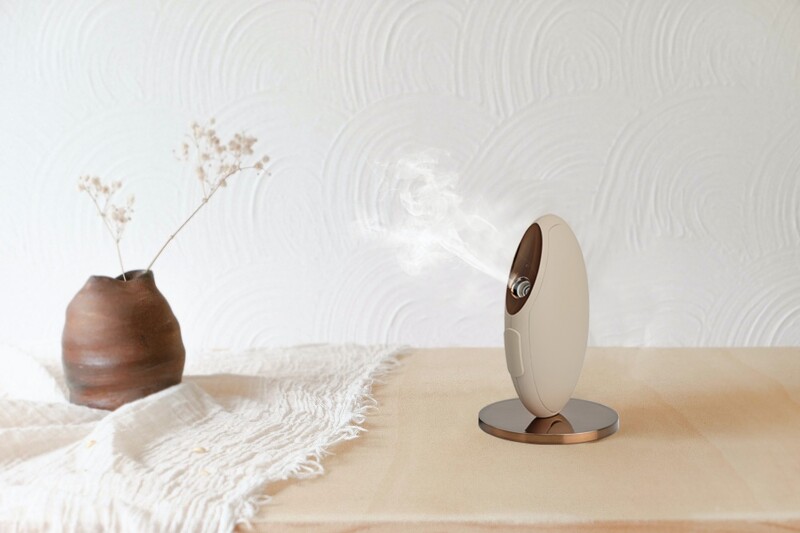 紐約時尚家居品牌bloomy Lotus超實用的pebble 隨身美肌香氛儀 是水氧機 也是美膚噴霧機 每秒15 萬次震盪噴出極細水霧