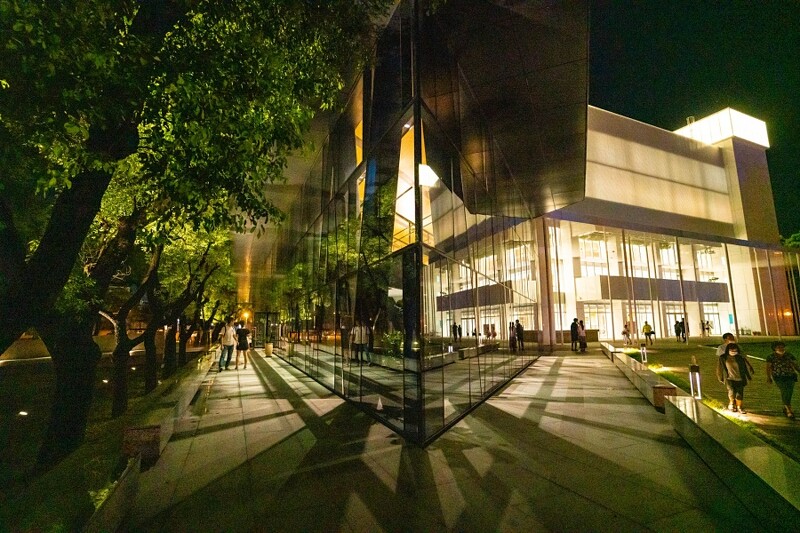 全新 森林圖書館 美翻天 屏東縣立圖書館30年建築翻新 陽光灑落玻璃窗景 仰望綠意閱讀太幸福 Marie Claire 美麗佳人