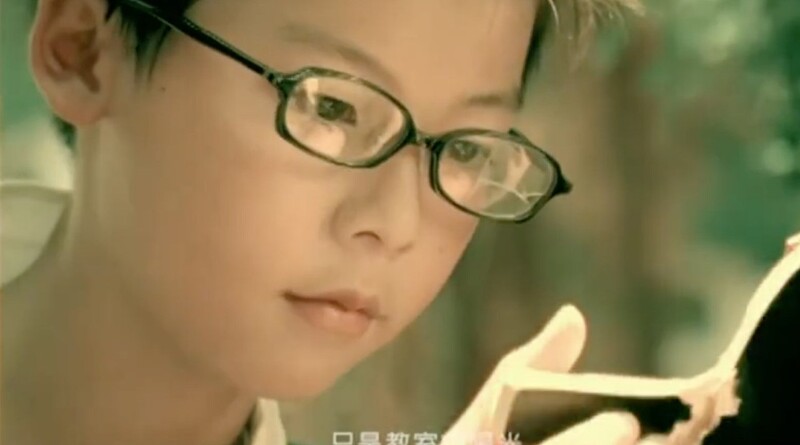 帶著細框眼鏡的桌球隊小隊員正是許光漢本人,乾淨的五官直到今天仍舊沒有絲毫的改變。 Photo / YouTube 周杰倫《三年二班》畫面)