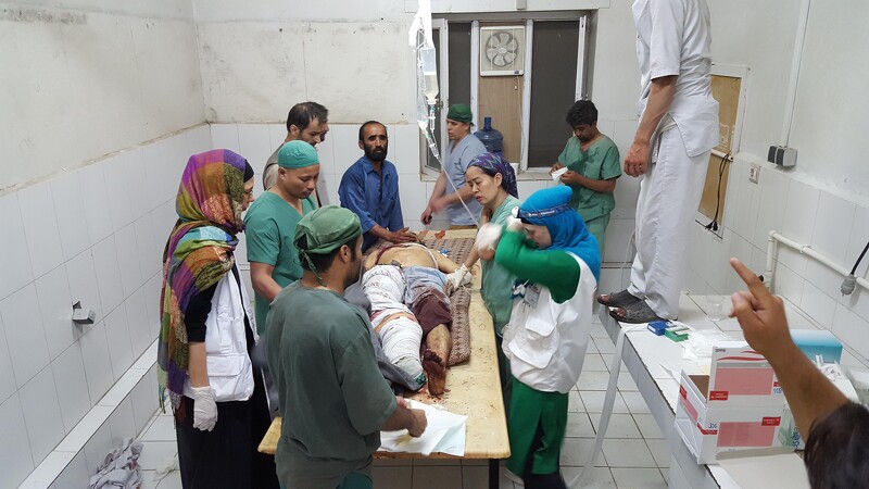 伊凡潔琳庫亞醫師逃生後,醫治在空襲中受傷的病患和同事。© MSF