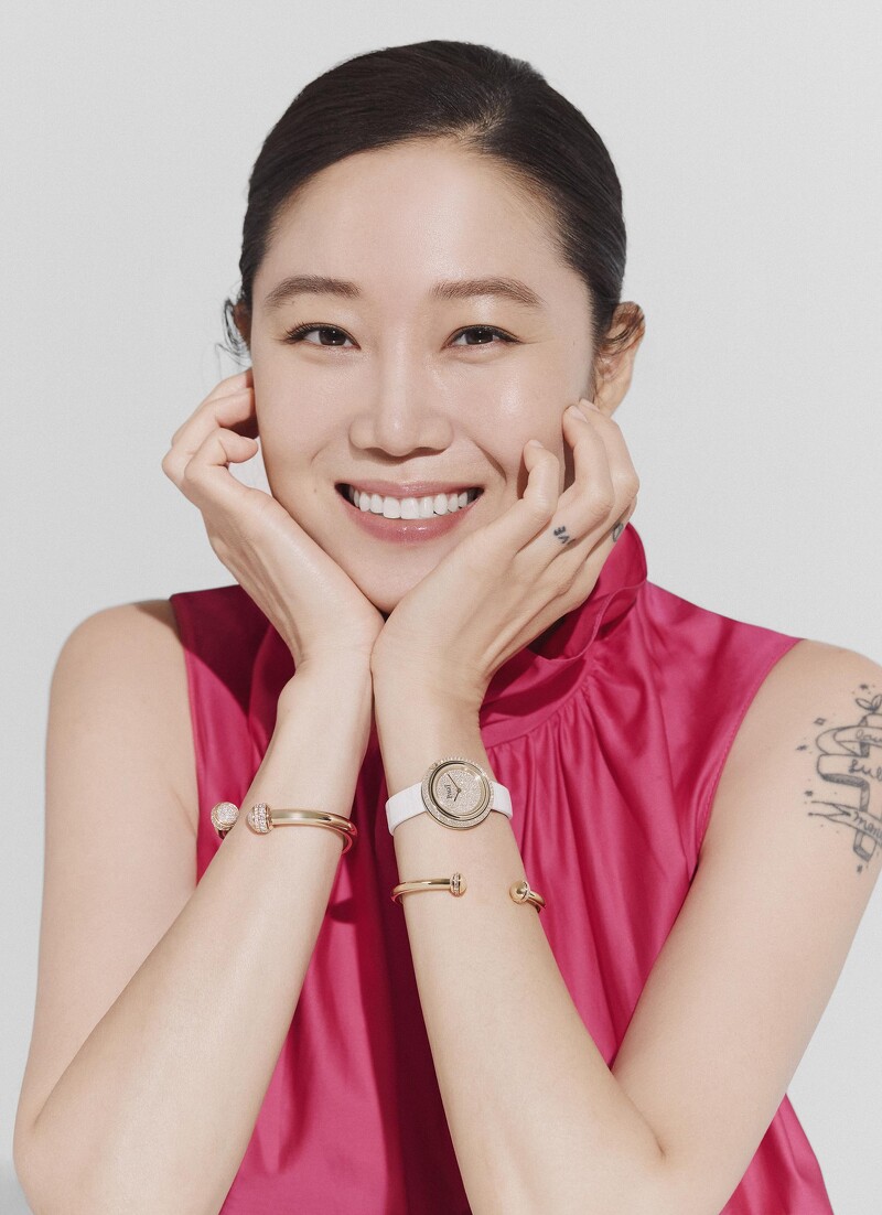 PIAGET Possession系列30週年限定作品:18K黃金雪花鑲嵌錶盤腕錶、Possession系列18K黃金鑽石手鐲(各鑲嵌30顆、182顆圓形明亮式切割美鑽)。
