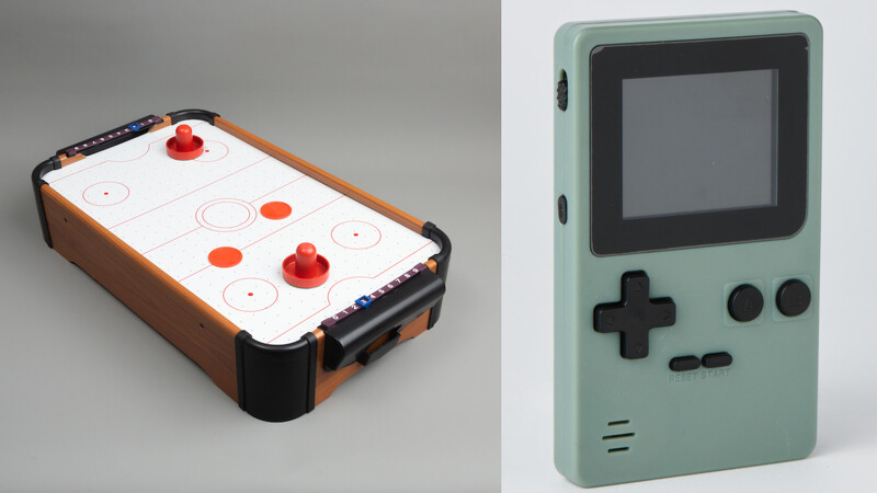 GOOD OLD DAYS「桌上型冰球機」,定價780元;誠品限定款「GOOD OLD DAYS復古掌上型電玩」定價580元。