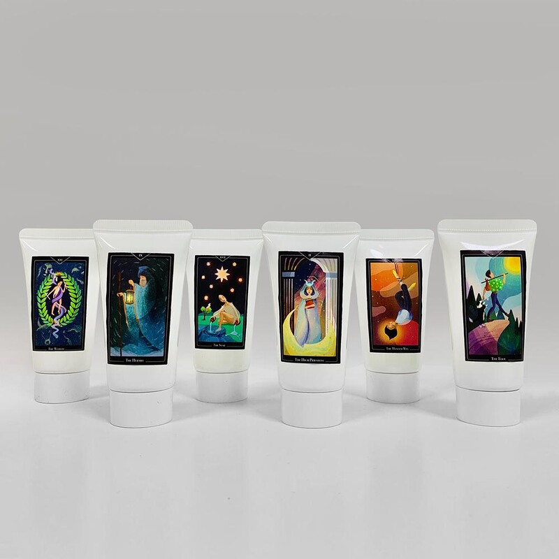 「illuBase故事香氛系列護手霜」單入定價280元,6入禮盒定價1380元|誠品禮物節