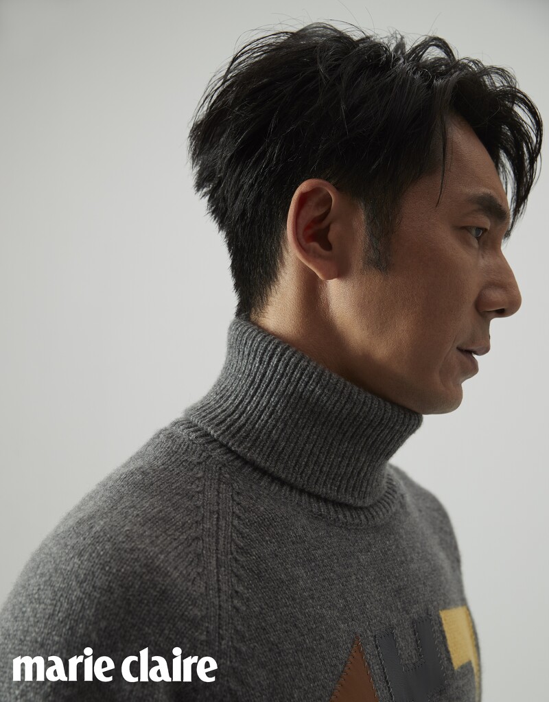 高領針織衫、繫帶寬褲、皮革短靴,all by Hermès。