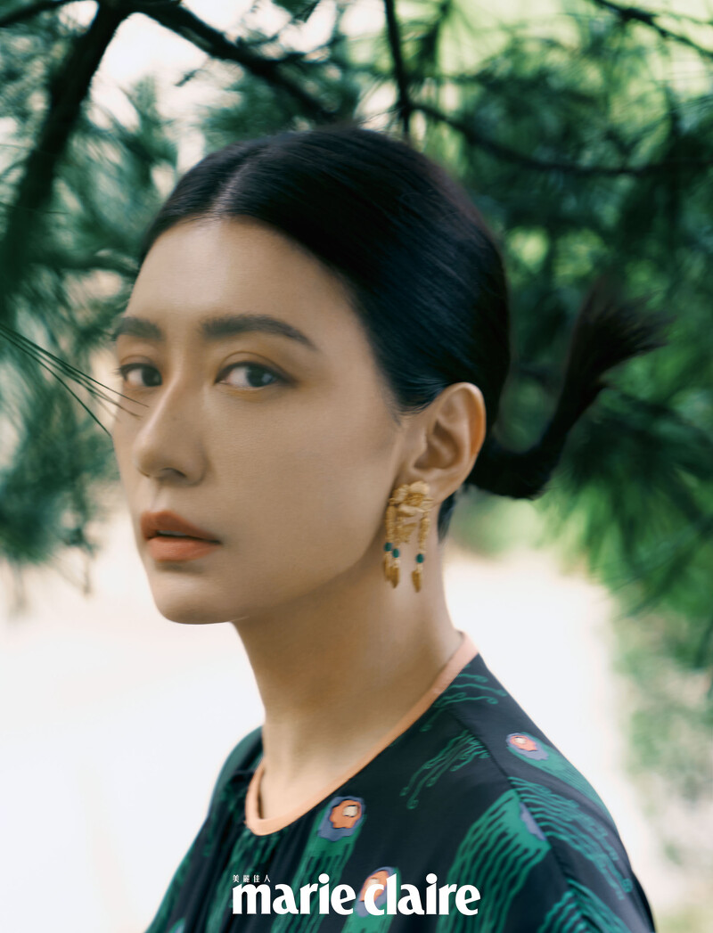 墜飾耳環by Dior;不規則剪裁印花上衣,both by Stella McCartney;彩妝產品:Dior迪奧超完美持久柔光粉底、 Dior迪奧藍星唇膏#100