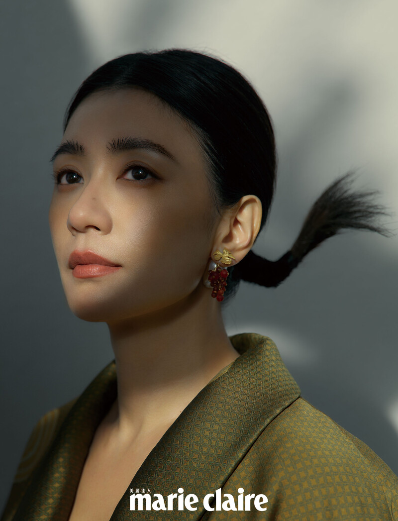 墜飾耳環by Dior;緹花圖騰羊腿袖上衣,both by Loewe;彩妝產品:Dior迪奧超完美持久柔光粉底、 Dior迪奧藍星唇膏#100
