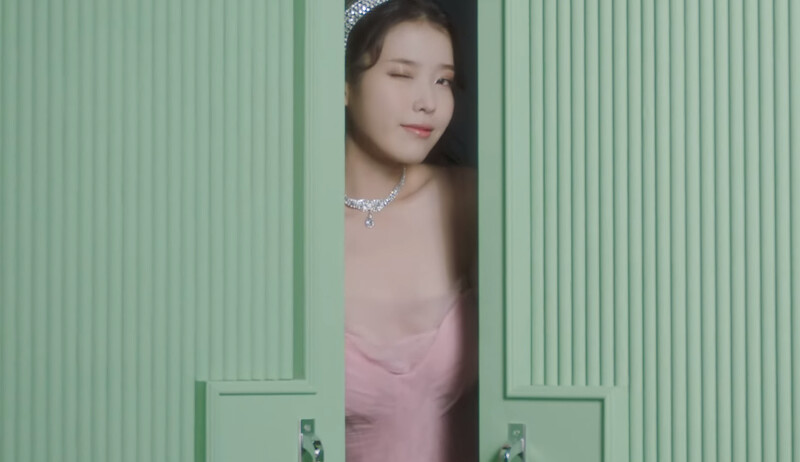 IU新曲〈Celebrity〉MV連換多套華麗造型