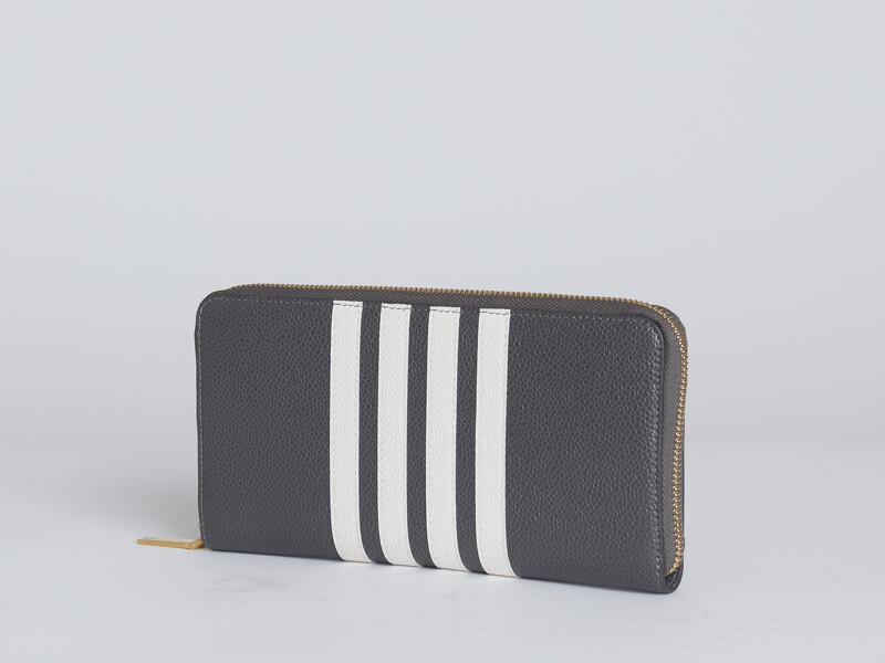 Thom Browne Resort 21 深灰色與經典 4-Bar 牛皮拉鍊長夾,售價NT$29,200