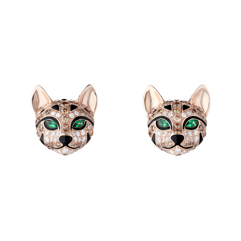 2021年新品:Animaux 動物系列Fuzzy豹貓耳環 玫瑰金750材質、黑色瓷漆 鑲嵌62顆圓鑽(約0.31克拉) 170顆香檳金圓鑽(約1.73克拉) 4顆祖母綠(約0.14克拉) 台幣參考價格752,000