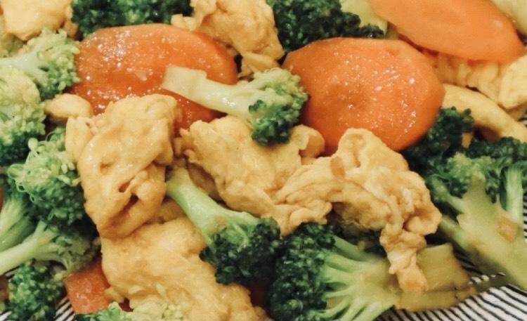 綠花椰菜蘿蔔炒蛋 涼拌綠花椰菜 黑胡椒嫩雞佐綠花椰菜 3道低脂綠花椰菜食譜來了 Marie Claire 美麗佳人