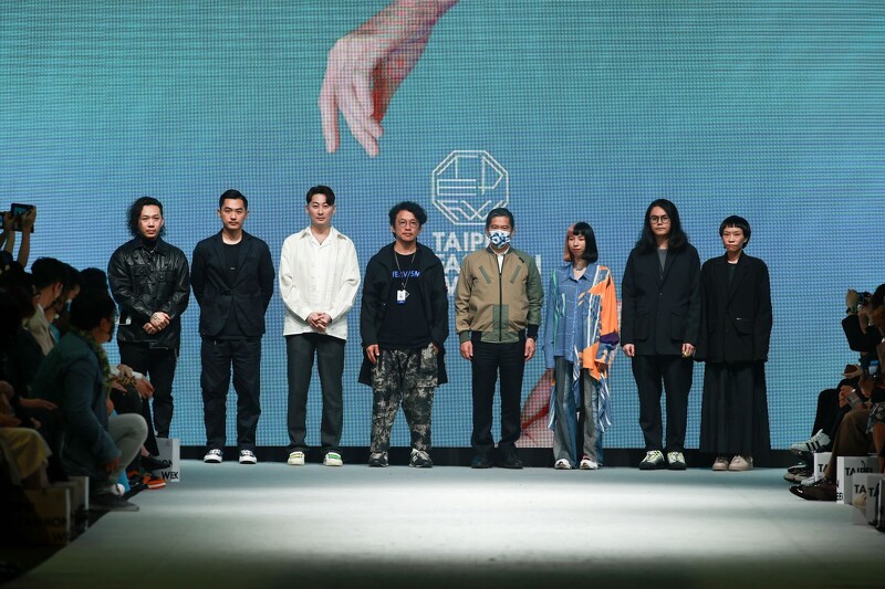 文化部長李永得(中)與六位設計師。左起:JUST IN XX、DYCTEAM、#DAMUR、WEAVISM織本主義、Claudia Wang、oqLiq
