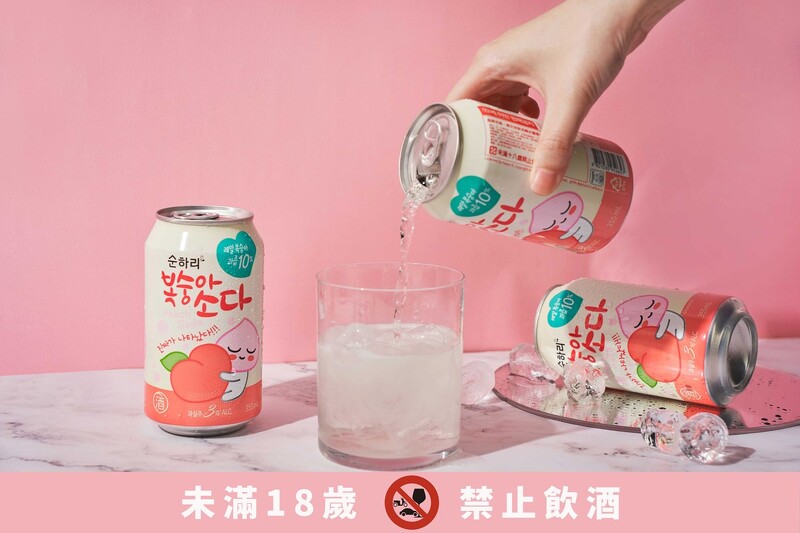 最萌水蜜桃沙瓦 初飲初樂kakao Apeach屁桃粉紅聯名款超萌回歸 以韓國燒酒為基底 打造少女系微醺酒款