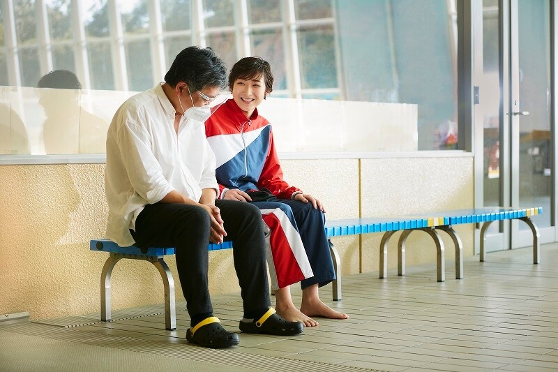 《中間泳道》的靈感來自是枝裕和導演最初在泳池邊訪問池江璃花子的分享