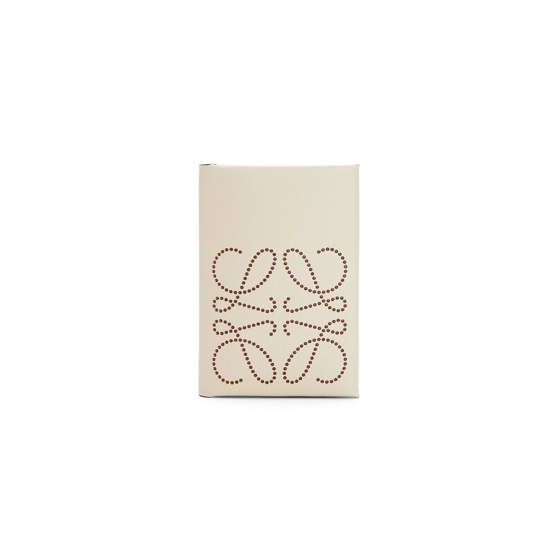 Loewe 小牛皮品牌雙摺卡片套，NT10,000