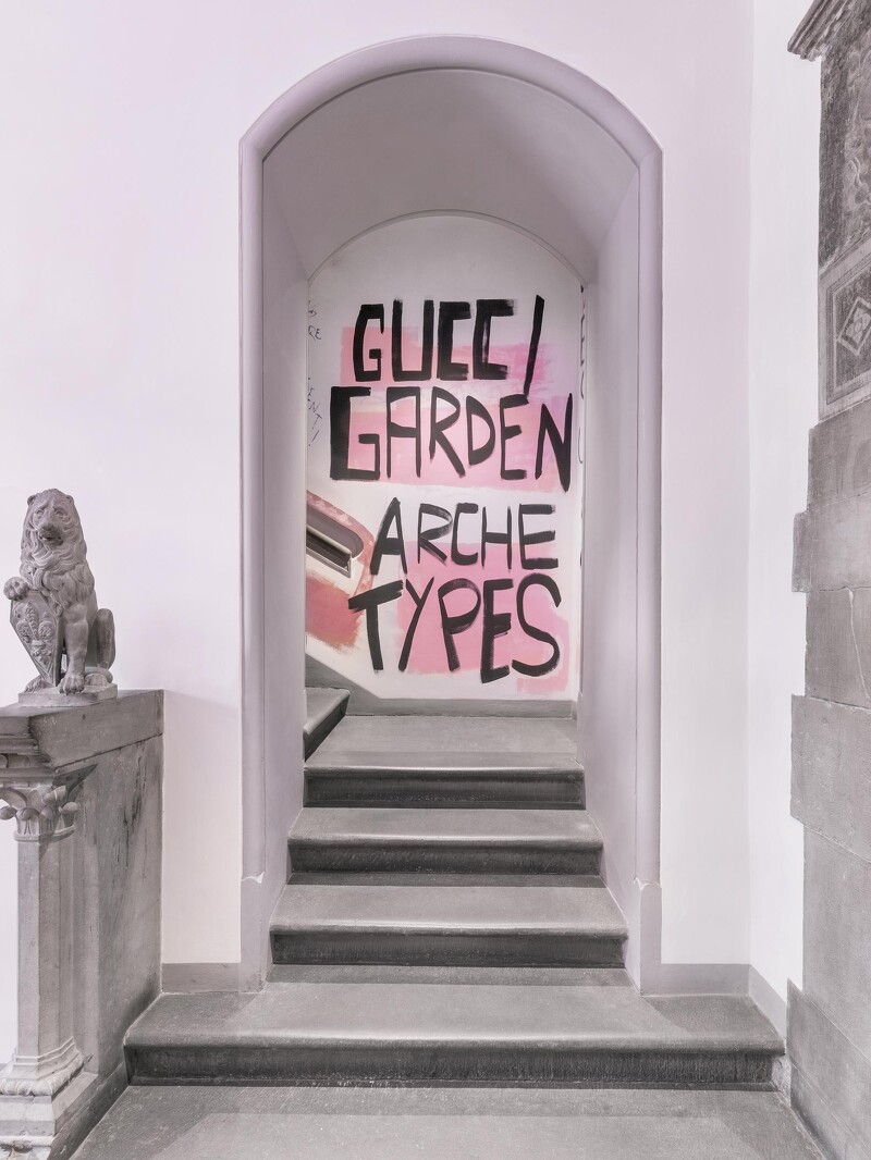 展場入口以塗鴉字體寫上《Gucci Garden Archetypes》展覽名稱