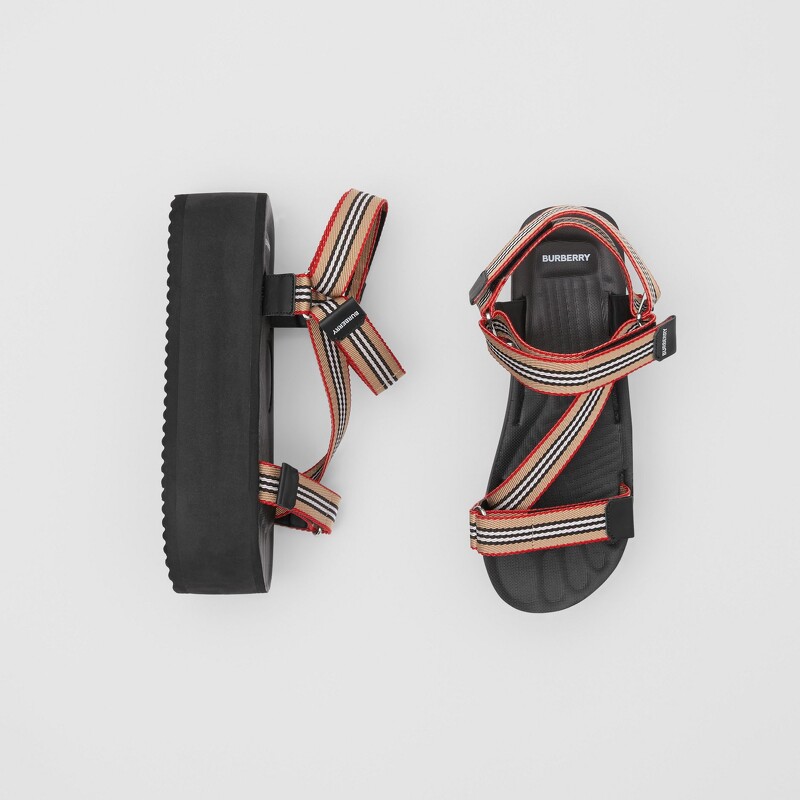 Burberry 標誌性條紋涼鞋,售價NT$19,500