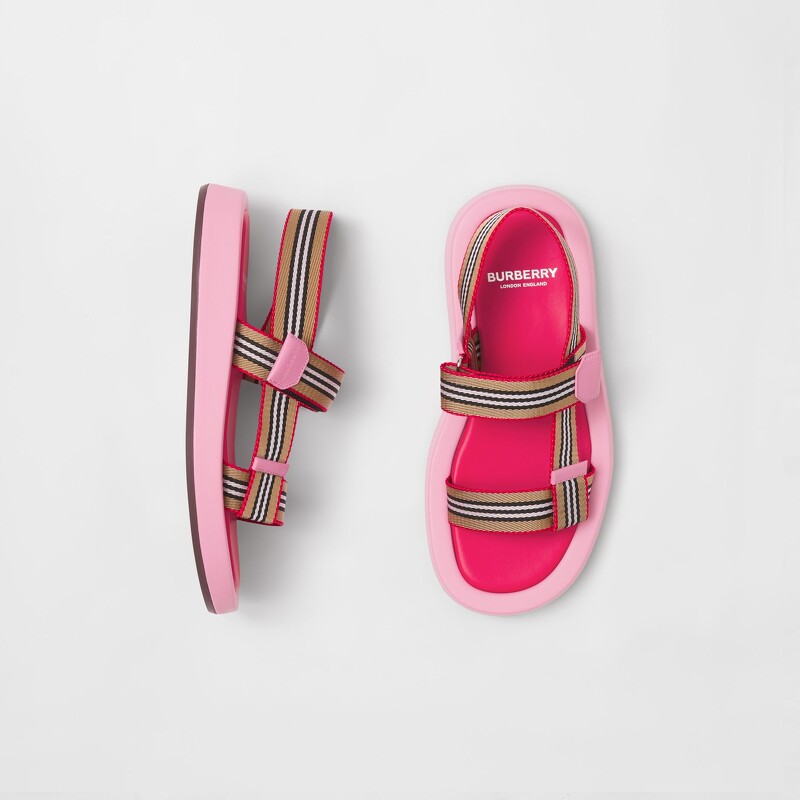 Burberry 標誌性條紋繫帶皮革涼鞋,售價NT$22,900